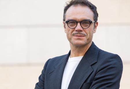 uomo in giacca, braccia conserte