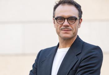 uomo in giacca, braccia conserte