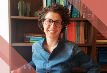 donna sorridente in primo piano