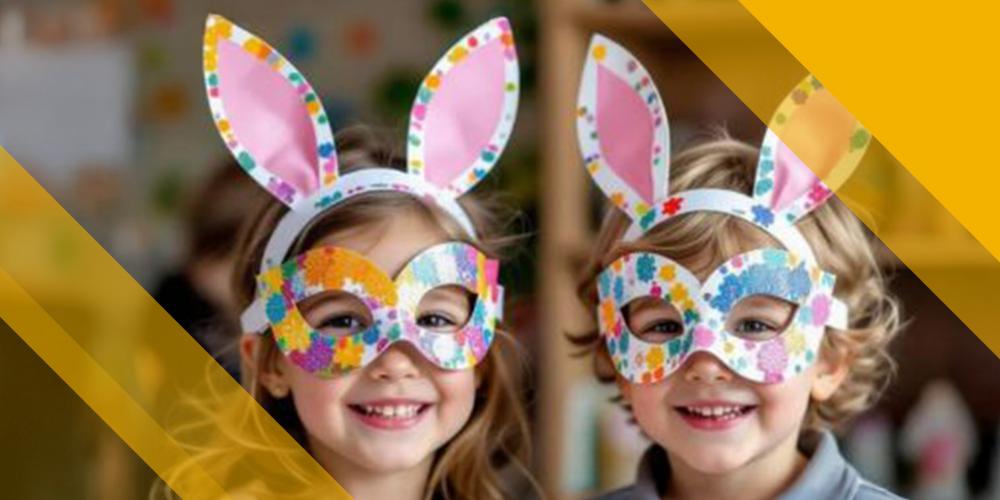 bambina e bambino in maschera, sorridenti