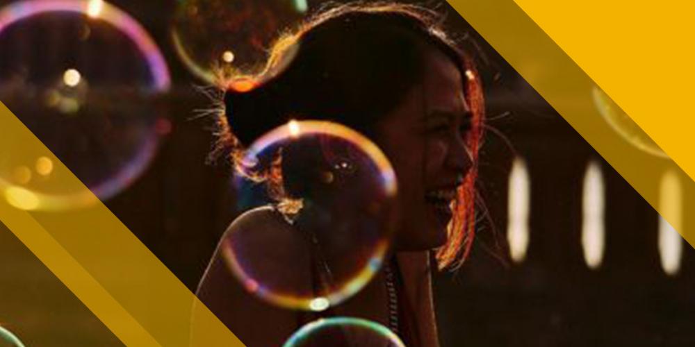 ragazza sorridente con bolle