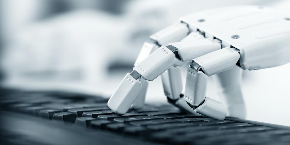mano robotica su tastiera