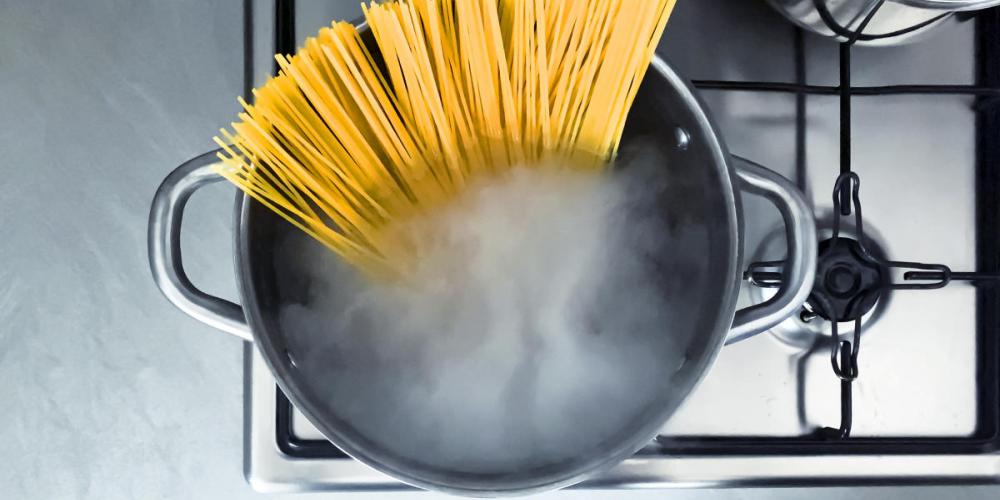 pentola che bolle con spaghetti