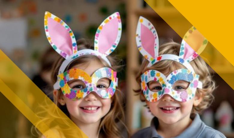 bambina e bambino in maschera, sorridenti